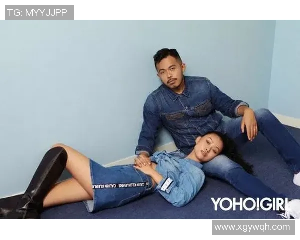 足球明星携女友甜蜜逛街引围观两人互动亲密无间尽显爱情甜蜜瞬间